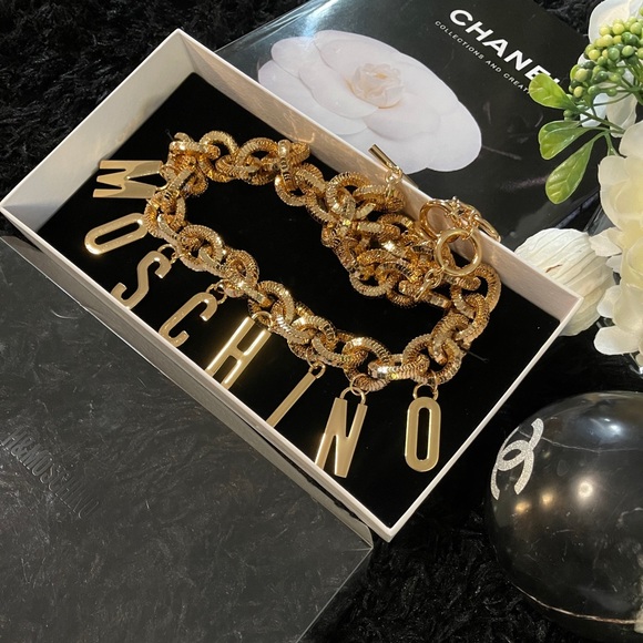 Moschino x H&M Gold Pleated Logo Lettering Belt - Picture 4 of 11